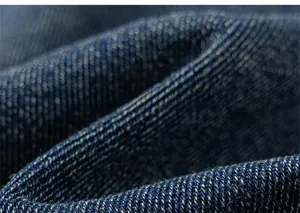 Gros plan sur le denim bleu foncé de haute qualité avec tissage sergé classique