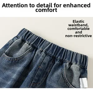 Détail du pantalon en jean bleu avec taille élastique et texture de tissu claire