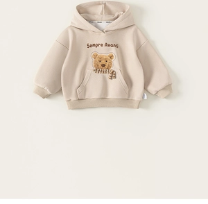 Détail du sweat à capuche beige pour enfant avec broderie ours et bords-côtes