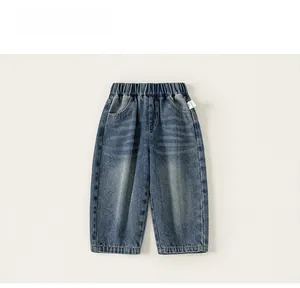 Détail du pantalon en jean bleu pour garçon avec taille élastique et texture délavée