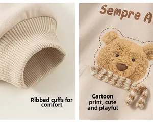 Détails des poignets côtelés et de l'imprimé ours avec écharpe en tricot 3D sur le sweat