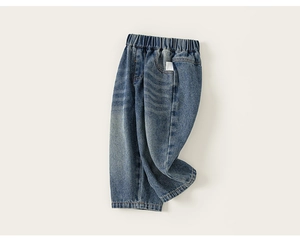 Détail du jean denim délavé bleu classique avec taille élastique confortable pour enfants