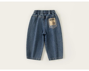 Vue détaillée du jean pour enfants avec taille élastique et poche arrière brodée