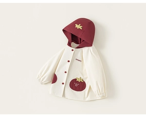 Détail de la veste à capuche enfant avec poches contrastées bordeaux et broderie Happy