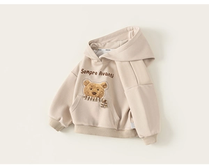 Détail du sweat à capuche beige pour enfant avec ours en 3D et écharpe à carreaux