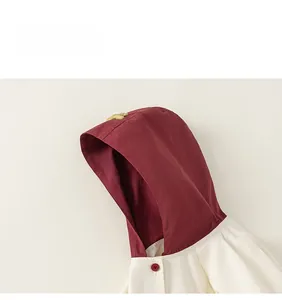 Détail d'une veste à capuche pour enfant avec couleurs contrastées et texture coton