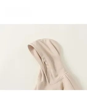 Détail du tissu en coton premium et des coutures précises sur le sweat à capuche enfant