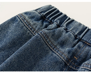 Détail du jean pour garçon avec taille élastique durable et finitions de couture