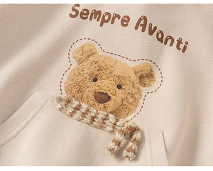 Détail de la broderie d'ours et texture sur le sweat à capuche abricot pour enfants