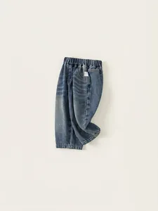 Jean droit bleu pour garçon avec taille élastique et détails de lavage vintage usés