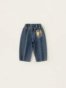 Jean droit pour enfant en denim bleu avec taille élastique confortable et étiquette