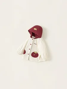 Coupe-vent à capuche enfant beige et rouge foncé avec détails étoile et tomate