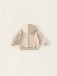 Sweat à capuche enfant couleur crème avec épaules tombantes et finitions bord-côte