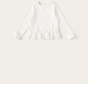 Detailopname van wit meisjes t-shirt met lange mouwen en een dubbellaagse ruche aan de zoom