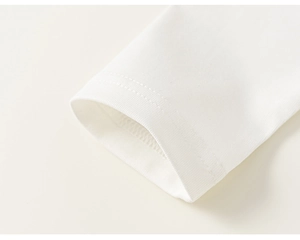 Detail van wit meisjes shirt met lange mouwen met nette dubbelgestikte manchetten en katoen