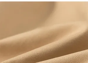 Vue macro détaillée du tissu sergé kaki montrant le tissage haute densité et la texture