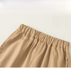 Détail du pantalon en coton kaki pour garçons avec taille élastique et coutures précises