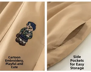 Détails de la broderie ours et des poches latérales sur ce pantalon en coton kaki enfant