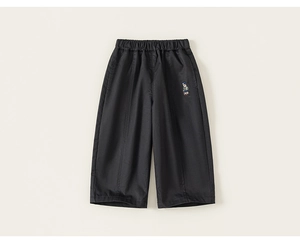 Détail du pantalon décontracté noir pour garçon avec taille élastique et broderie ours