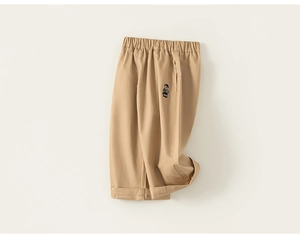 Détail du pantalon en coton kaki pour garçon avec taille élastique et broderie
