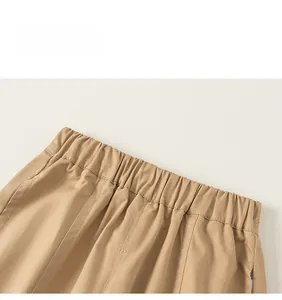 Détail du pantalon kaki pour enfant avec taille élastique et texture de tissu sergé