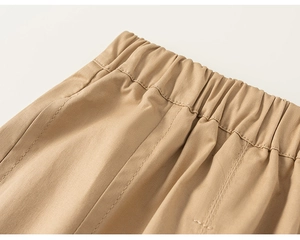 Gros plan détaillé de la taille élastique d'un pantalon en coton kaki pour garçons avec couture