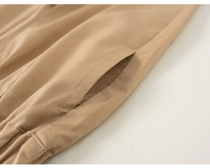 Détail du pantalon en coton kaki avec taille élastique et couture de la poche latérale