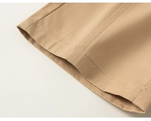 Détail des coutures de qualité et du tissu en sergé de coton sur ce pantalon kaki pour enfant