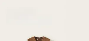Gros plan détaillé du gilet en tricot marron pour filles avec doublure à fleurs