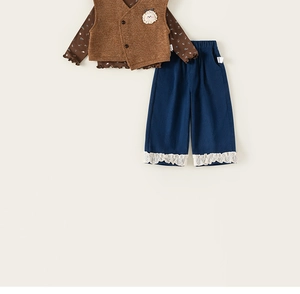 Détail de l'ensemble filles avec haut floral, gilet mouton et pantalon à dentelle