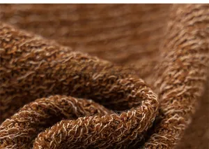 Vue macro détaillée du tissu tricoté marron doux avec une texture pelucheuse pour enfants