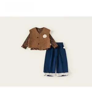 Détails d'un gilet en tricot pour fille avec bouton mouton et chemise à fleurs