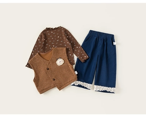 Détail de l'ensemble trois pièces pour fille avec chemise fleurie et gilet en tricot