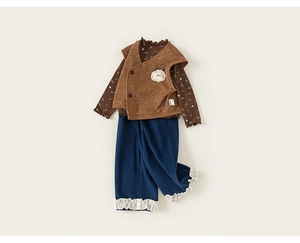 Détail du gilet en tricot pour fille avec motif agneau et pantalon large à dentelle