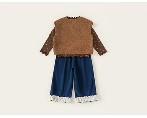 Détail d'un ensemble 3 pièces pour filles avec gilet en tricot et pantalon en dentelle