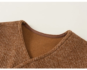 Détail du haut en tricot marron pour enfant avec col en V et texture de maille dense
