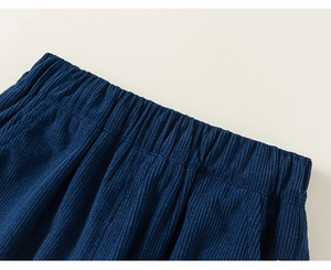 Détail de la taille élastique d'un pantalon pour enfant en velours côtelé bleu marine