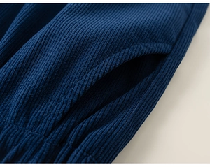 Détail du pantalon en velours côtelé bleu foncé avec taille élastique et poches
