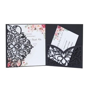 Elegante Laserschnitt-Hochzeitseinladung mit schwarzem Mandala-Muster und Blumenkarten
