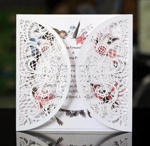 Invitation de mariage élégante découpée au laser avec dentelle blanche et motif floral vintage