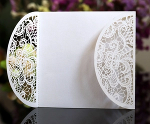 Détail de carte blanche découpée au laser avec motifs floraux raffinés et design dentelle
