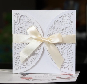 Invitations de Mariage Découpe Laser Européen Papier Perlé Dentelle Floral Papillon Avec Nœud Papillon pour Fête Célébration