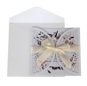 Élégante invitation de mariage découpée au laser avec motif papillon et ruban satiné
