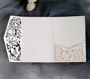 Elegante cremeweiße lasergeschnittene Hochzeitseinladung mit Blumenmuster