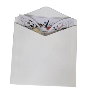 Invitation de mariage élégante découpée au laser avec motifs floraux et enveloppe assortie