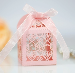 Boîte à Bonbons Européenne Découpe Laser Cœur Creux Boîte Cadeau en Papier Perlé Avec Ruban pour Cadeaux de Mariage Fête