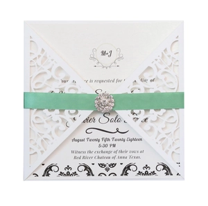 Élégante invitation de mariage découpée au laser avec ruban vert menthe et boucle strass