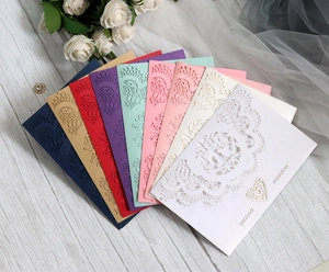 Eleganti inviti di nozze in pizzo tagliato al laser in vari colori con dettagli oro