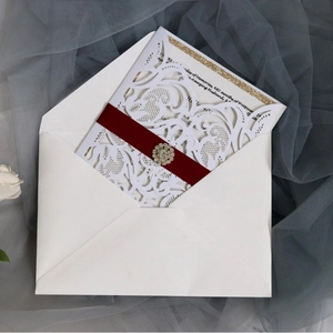 Set d'invitations de mariage découpées au laser avec ruban bordeaux et boucle en cristal