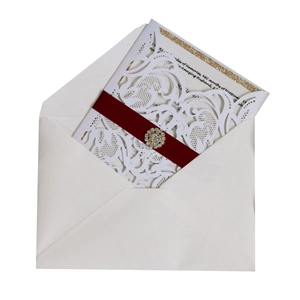 Invitation chic 40e anniversaire avec découpe laser, ruban bordeaux et broche strass
